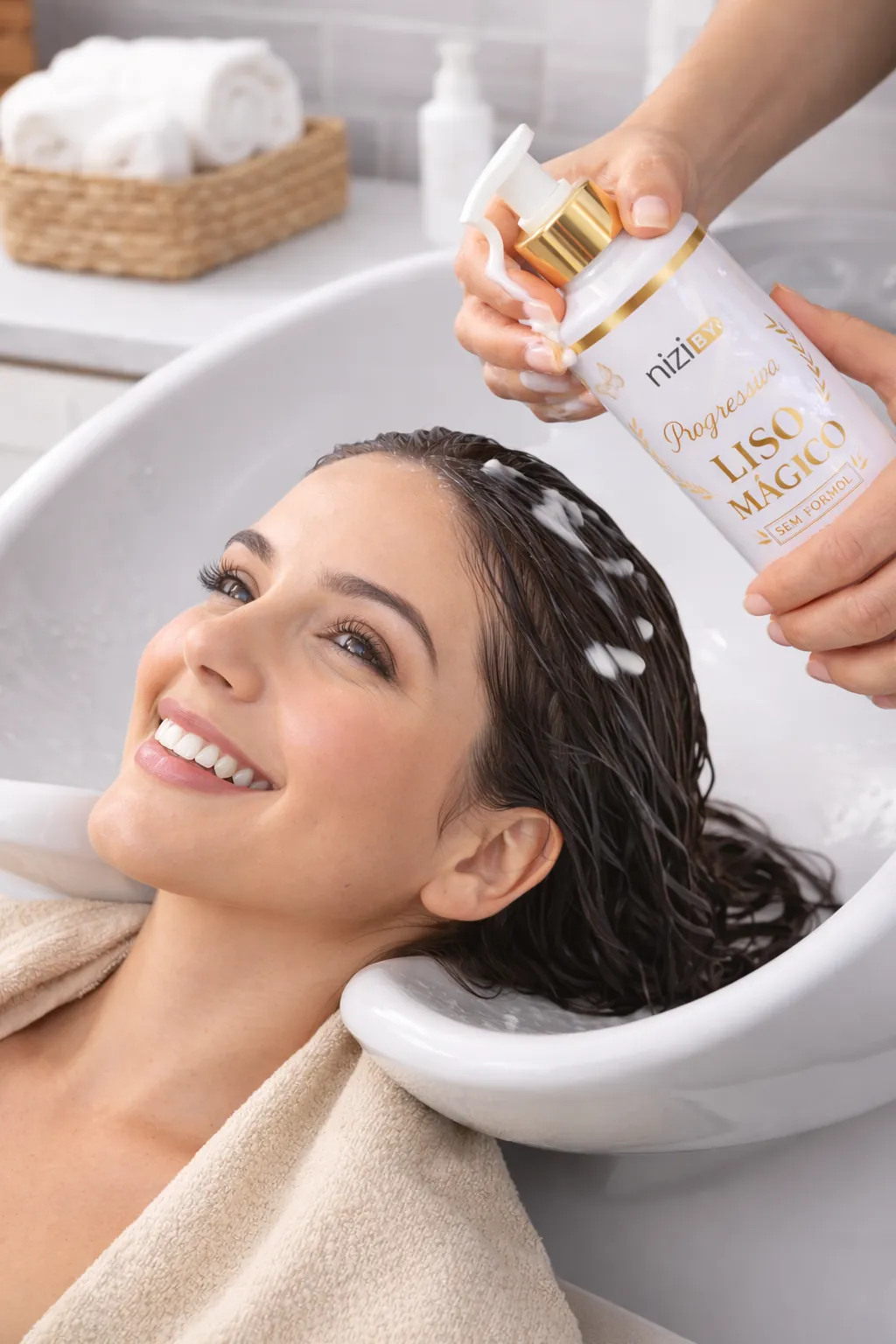 Mulher lavando o cabelo no lavatório